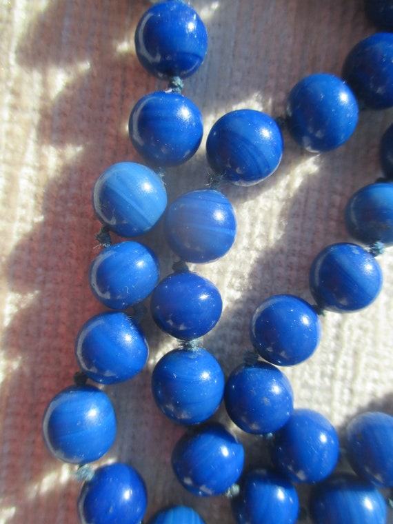 Long 60s glass bead necklace, hand knotted flappe… - image 3