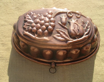 50s large copper jelly mold, French cake mould, grape and flower decor, copper with patina, well tinned and usable, wall hanging ring