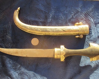 Tuareg-Dolch/Messer in Scheide, graviertes silberfarbenes Metall und schwarzes Holz (Ebenholz?), marokkanischer Touareg-Stammeskünstler, große Größe