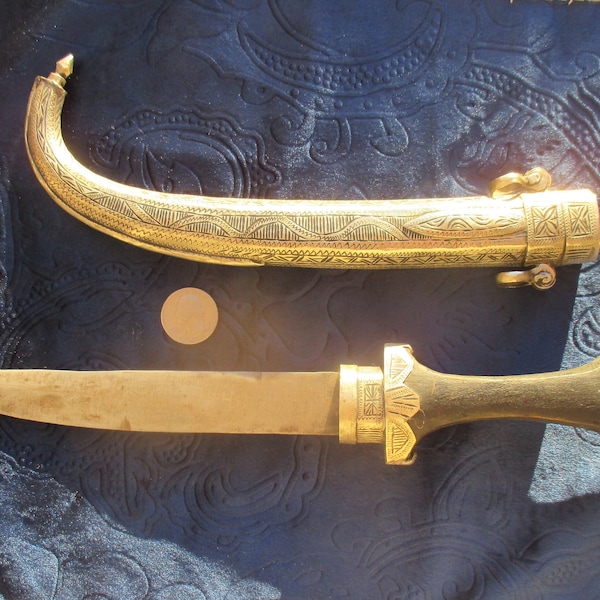 Poignard/couteau touareg dans son fourreau, métal argenté gravé et bois noir (ébène ?), artisan tribal touareg marocain, grande taille