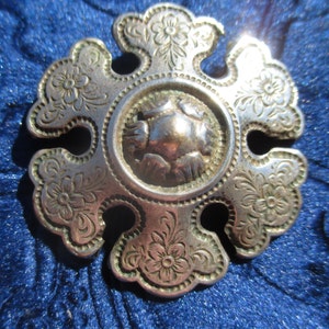 Broche antiguo grabado, tono plateado sobre latón, diseño floral estilizado adornado con pátina imagen 1