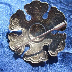 Broche antiguo grabado, tono plateado sobre latón, diseño floral estilizado adornado con pátina imagen 4