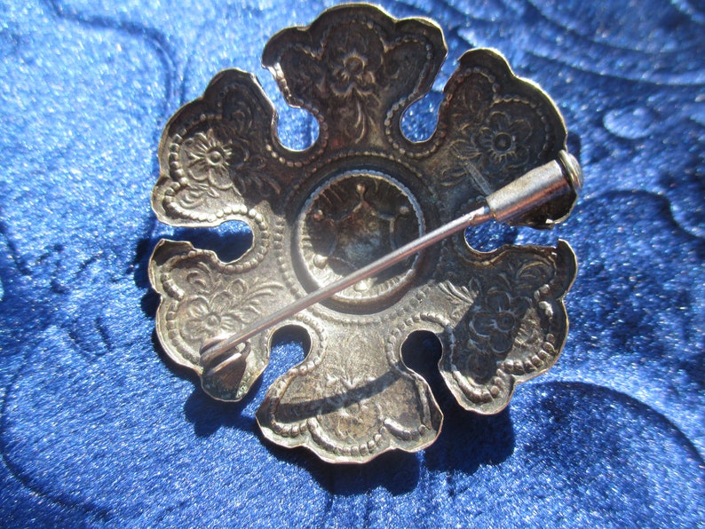 Broche antiguo grabado, tono plateado sobre latón, diseño floral estilizado adornado con pátina imagen 4