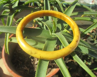 Authentic bakelite bangle, 40s art deco, creamed corn / bananas and chocolate, 17.88 g