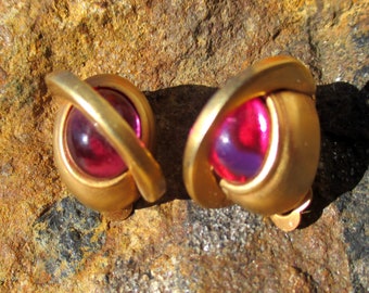 70s space age clip on earrings by Giovanni, gold tone with pink purple oval cabochon, mod pop Made in France