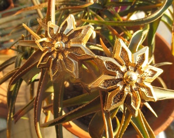 Pendientes de clip en tono dorado grueso de los años 90, enormes flores de sol de estrella geométrica abstracta