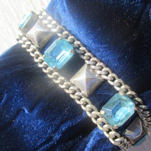 Wunderschöne Armband mit geschliffenen Glas Kristall Aquamarin Steinen, getragen Silber Ton auf Messing, schöne Patina