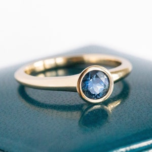 Montana Zaffiro Lunetta Fidanzamento Anello Lunetta Zaffiro Blu Anello Moderno Minimal Bridal Anniversary Ethical Oro 14k Oro 18k o Platino