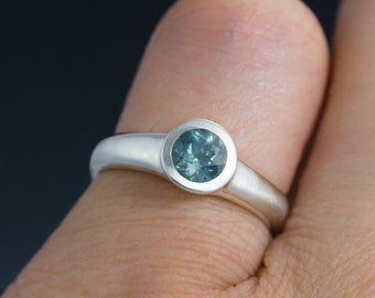 Anillo de bisel de zafiro Montana Conjunto de bisel de zafiro Anillo de compromiso Anillo de aniversario de boda moderno Oro ético único de 14k, oro de 18k o platino