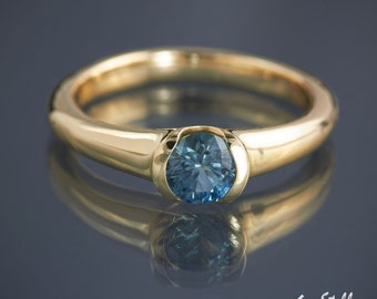 Anillo de compromiso de zafiro azul Bezel Set Anillo de compromiso Anillo de zafiro Montana Anillo de zafiro Moderno Ético Elegante Boda en 14k, 18k Oro o Platino