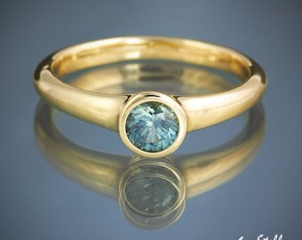 Anillo de bisel de zafiro Montana Conjunto de bisel de zafiro Anillo de compromiso Anillo de aniversario de boda moderno Ético único Oro de 14k, oro de 18k o platino