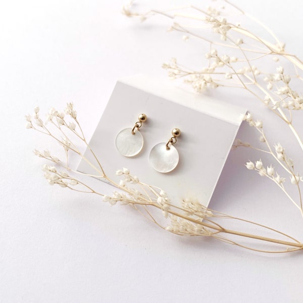 Boucles d’oreilles fines, délicates, minimalistes | Clous gold filled | Médaille nacre blanche | Cadeau pour femme et Saint Valentin