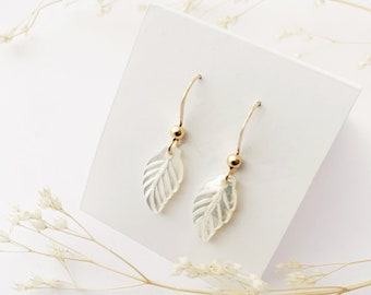 Boucles d'oreilles pendantes | Feuilles en nacre blanche | En gold filled | Pour femme, cadeau de Noël, anniversaire, fête des mères