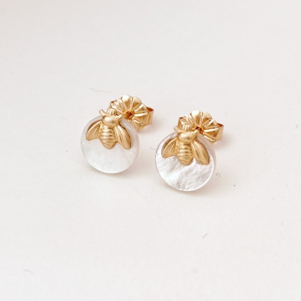 Boucles d'oreilles fines et délicates | Puces d’oreilles gold filled et médaille en nacre blanche | Abeille dorée | Cadeau Saint Valentin