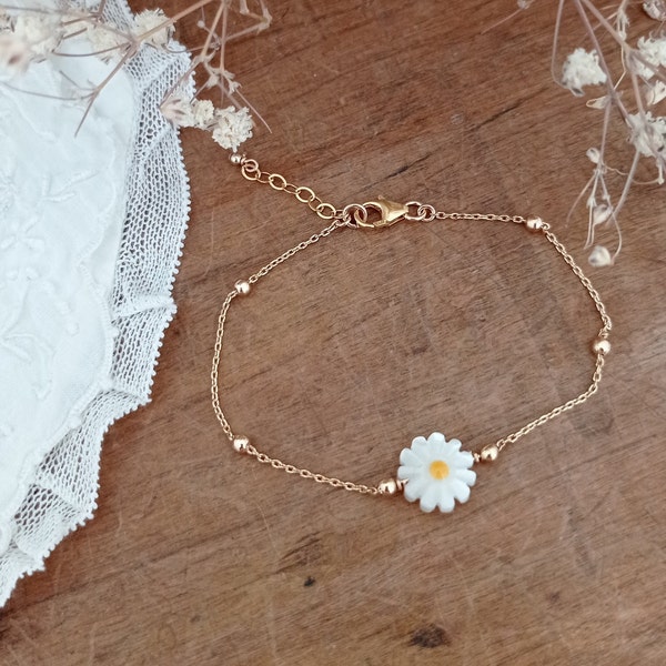 Bracelet fin et délicat | En plaqué or 3 microns et fleur en nacre blanche | Bracelet ajustable | Cadeau pour femme, Noël, fêtes des mères