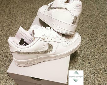Bling Swaroski & Strass individuell Nike Air Force diejenigen weiß Größe junior 3 5.5uk ganz neu! Bling Swaroski & Strass individuell Nike Air Force diejenigen weiß Größe junior 3 5.5uk ganz neu!