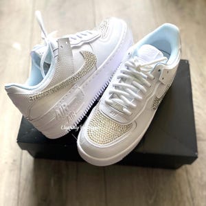 クリアスワロフスキーとラインストーンクリスタルを使用したホワイトカスタムのシャドウブリングトップ Nike Air Force Ones 大人サイズ 3 - 11 UK 新品!