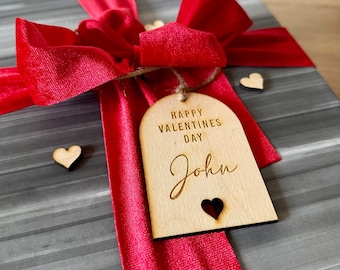 Etiqueta de regalo de madera con corazón grabado personalizado para San Valentín / Regalo de San Valentín