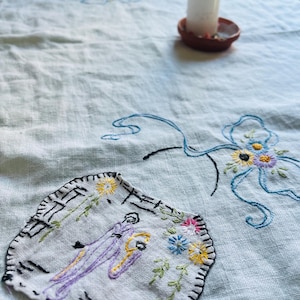 Vintage Hand Embroidered Tablecloth//Vintage Easter Tablecloth//Embroidered Linen Tablecloth