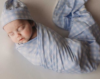 Couverture en jersey extensible emmaillotée pour bébé | Écharpe de portage Vichy bleu bleuet | Bonnet noué assorti | Couverture de protection en jersey à emmailloter