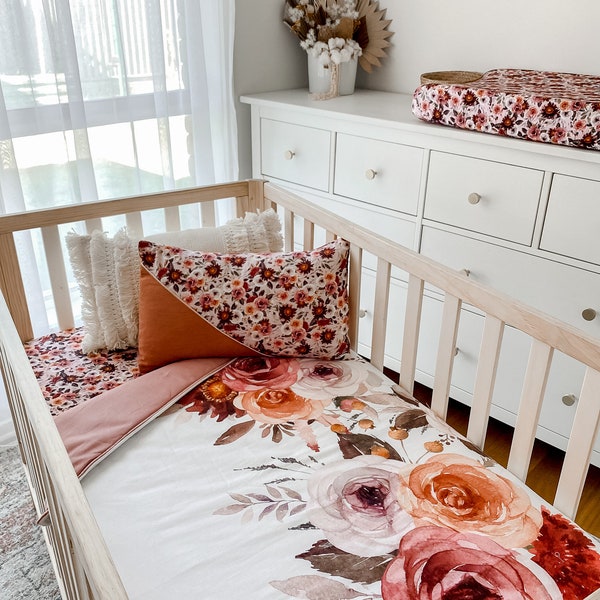 Babybedje / wieg dekbeddeken Blithe Floral babymeisje volledige set, dekbedblad verschoningsmat hoes roze bordeaux perzik