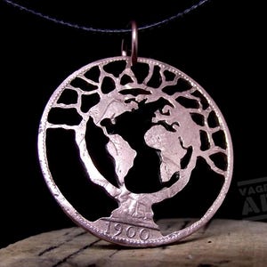 Baum des Lebens Halskette mit Bild der Erde. Handgeschnitten aus einem britischen Penny von 1900. Weltkarte Schmuck