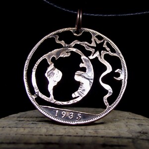 SMALL WORLD hand geschnittene 1935 Penny Halskette mit Stern und Mond Detail. Globe Schmuck