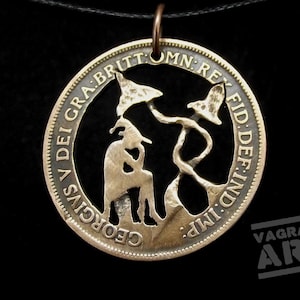 Könnte beinhalten: Ein runder Anhänger aus einer alten Münze mit einer ausgeschnittenen Silhouette einer sitzenden Figur mit spitzem Hut und einer zweiten stehenden Figur. Der Münzrand zeigt den Text GEORGIVS V DEI GRA:BRITT:OMN:REX FID:DEF:IND:IMP: und hängt an einer schwarzen Kordel.