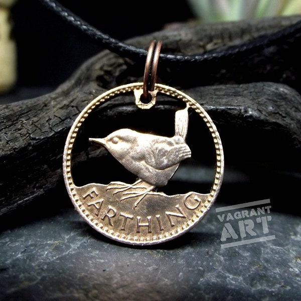 JENNY WREN Vogelhalskette, handgeschnitten aus einer Münze, recycelter Vintage-Farthing