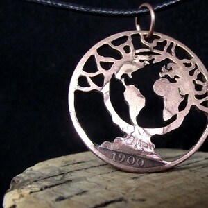 Collier Arbre de vie avec image de la terre. Découpe à la main dans un penny britannique de 1900. Bijoux carte du monde