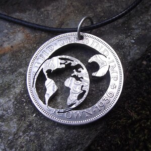 Prachtige zilveren ketting met halve kroon (1936), met de maan en aarde, hergebruikte handgeslepen vintage munt.