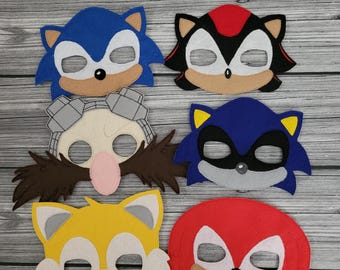 Handgemaakte geborduurde karaktermaskers: egel, vos, mierenegel