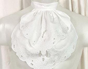 Camino de mesa vintage reciclado de algodón blanco con cuello desmontable de dos niveles, detalle bordado en el cuello blanco y cierre de dos botones.