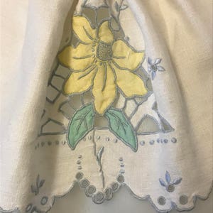 Cuello desmontable de algodón en paño de cocina vintage reciclado en blanco roto con detalles bordados, cinta con rosa y dos botones con forma de flor. imagen 6