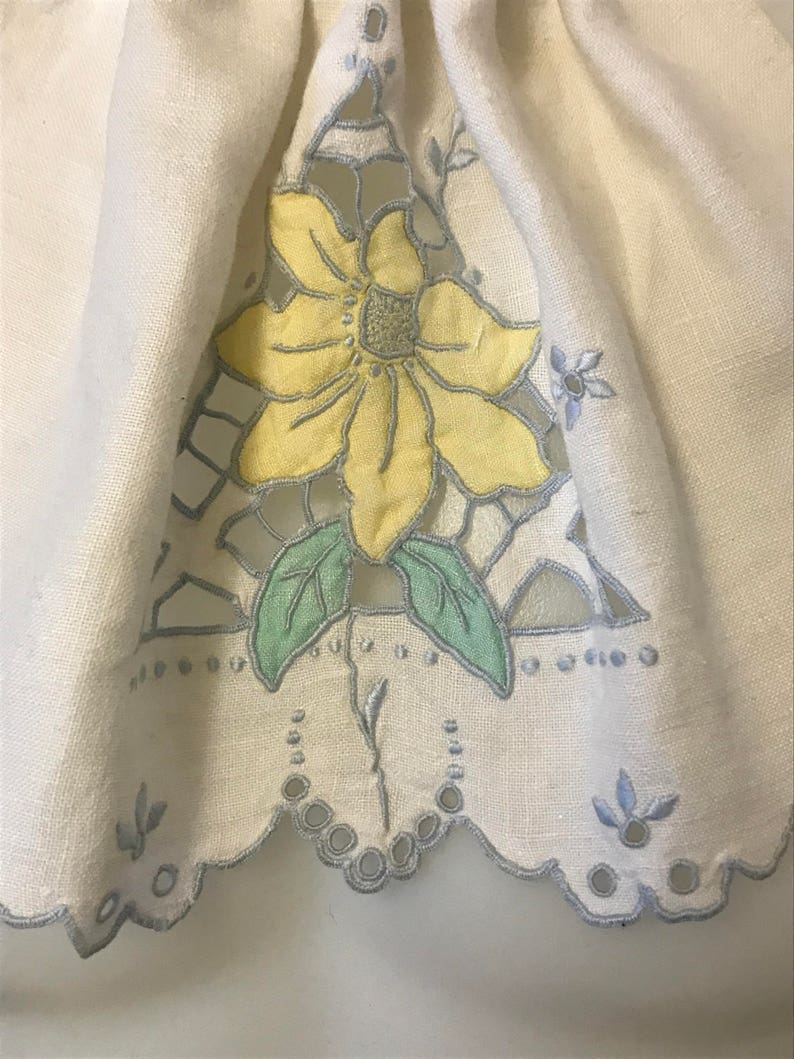 Cuello desmontable de algodón en paño de cocina vintage reciclado en blanco roto con detalles bordados, cinta con rosa y dos botones con forma de flor. imagen 6