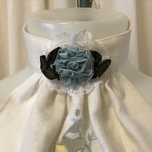 Cuello desmontable de algodón en paño de cocina vintage reciclado en blanco roto con detalles bordados, cinta con rosa y dos botones con forma de flor. imagen 7