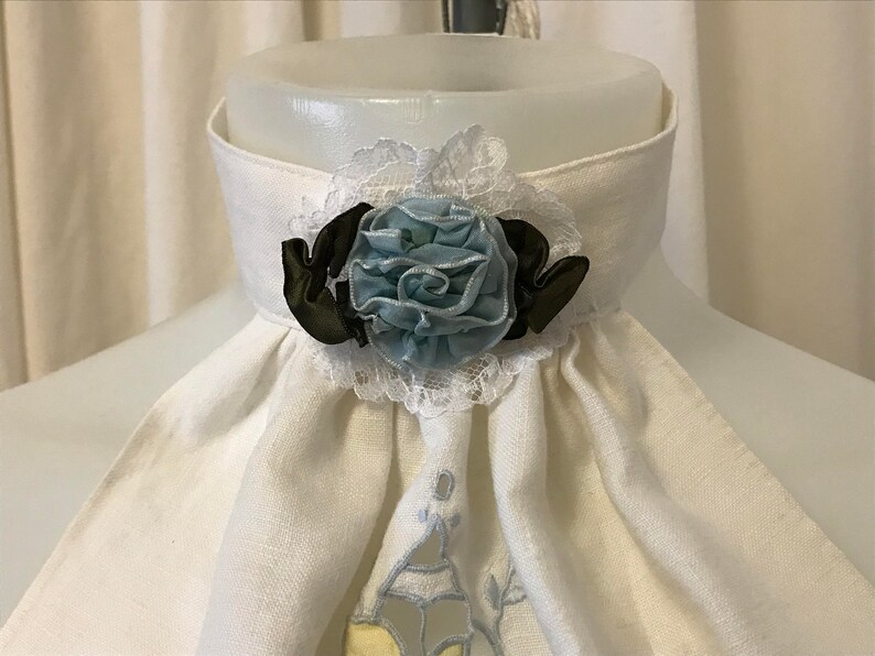 Cuello desmontable de algodón en paño de cocina vintage reciclado en blanco roto con detalles bordados, cinta con rosa y dos botones con forma de flor. imagen 7