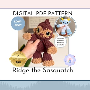 Op de afbeelding: Een digitaal PDF-patroon voor een gehaakt Sasquatch-speeltje genaamd Ridge, met een donkerbruin en beige pluche wezen. De afbeelding bevat de teksten: DIGITAL PDF PATTERN, LOW-SEW!, TECH EDITED en Includes the Mod for Blue the Yeti!