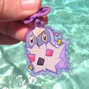 3,8 cm glinsterende insectenachtige pluizige cocon Pocket Monster acryl telefoonhanger | Fanart | Met lintje