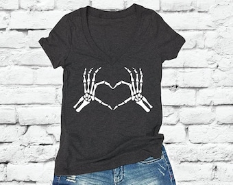 Camiseta de cuello en V con mano de esqueleto de corazón para mujer, camiseta de mano de calavera, camiseta personalizada, camiseta ajustada con gráfico de bebida