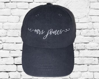 Personalisierte Mrs Baseballkappe Benutzerdefinierte Name Unstrukturierte Dad Hut Geschenk Hochzeitsankündigung Ihre Farbwahl Frau Wifey Braut, um Skripthut zu sein