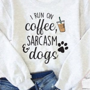 Suéter pulôver I Run on Coffee, Sarcasm and Dogs Dog Mom Coffee Lover Crewneck Latte Moletom