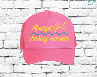 Cappello da camionista Always Chasing Sunsets, divertente, con chiusura a scatto sul retro in rete, per vacanze sul lago, spiaggia e fiume