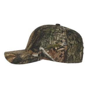 Puede incluir: Una gorra de b&eacute;isbol con visera curva y estampado de camuflaje.