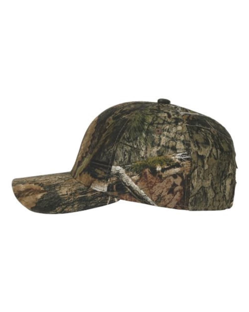 Puede incluir: Una gorra de b&eacute;isbol con visera curva y estampado de camuflaje.