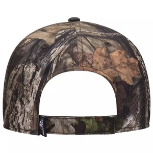 Op de afbeelding: Een camouflage baseballpet met een zwarte verstelbare band en een Mossy Oak-logo.