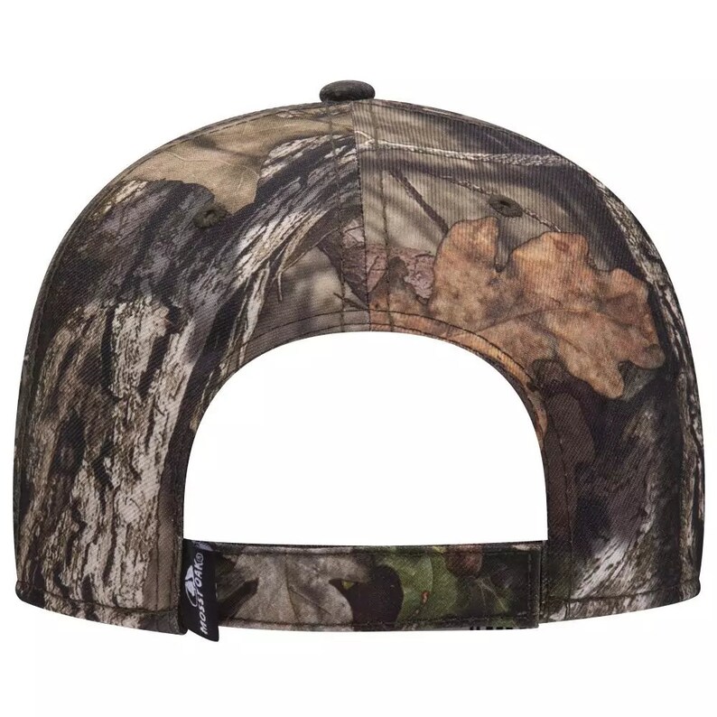 Op de afbeelding: Een camouflage baseballpet met een zwarte verstelbare band en een Mossy Oak-logo.