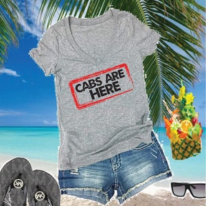 Cabs are Here Print Frauen T-Shirt mit V-Ausschnitt Benutzerdefinierte Damen Shirt Personalisiertes tailliertes grafisches T-Shirt Spaß-Shirt Strandausflug