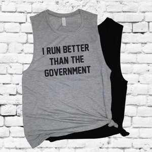 Ik loop beter dan de Government Tank Top Women&#39;s Flowy Scoop Neck Muscle Tee Workout T-shirt Funny Running Top Latte