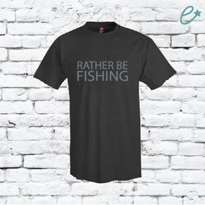 Peut inclure: Un t-shirt gris foncé chiné avec le texte "Rather Be Fishing" en gris clair.